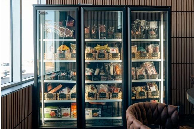 Des étagères remplies de produits frais